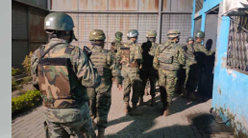 Efectivos de las Fuerzas Armadas ejecutaron operaciones de seguridad en el perímetro externo de los pabellones la madrugada de este miércoles 17 de noviembre del 2021. Foto: Tomada de la cuenta Twitter @FFAAECUADOR