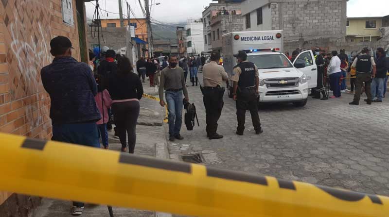 Medicina Legal retira el cuerpo de un niño venezolano atropellado en el barrio Jaime Roldós Aguilera, en el noroccidente de Quito. Foto: EL COMERCIO