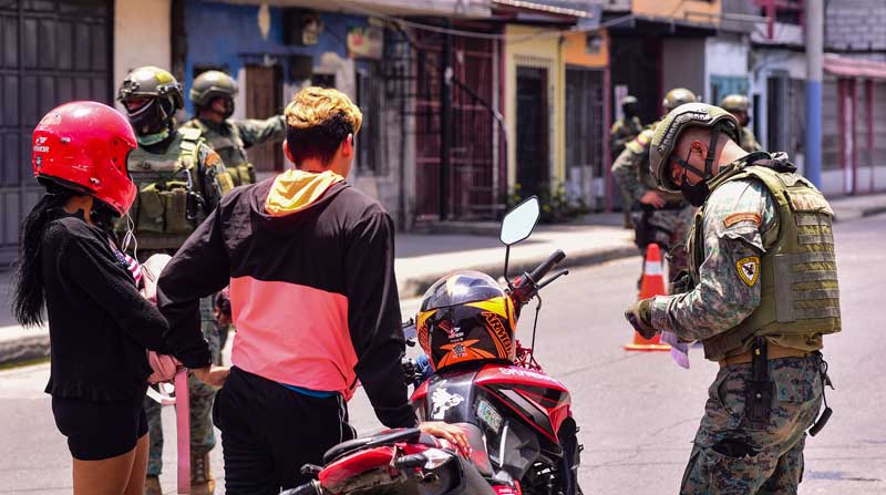 Los policías y militares intensificaron los operativos de seguridad en las calles durante el extado de excepción. Foto: Enrique Pesantes / EL COMERCIO