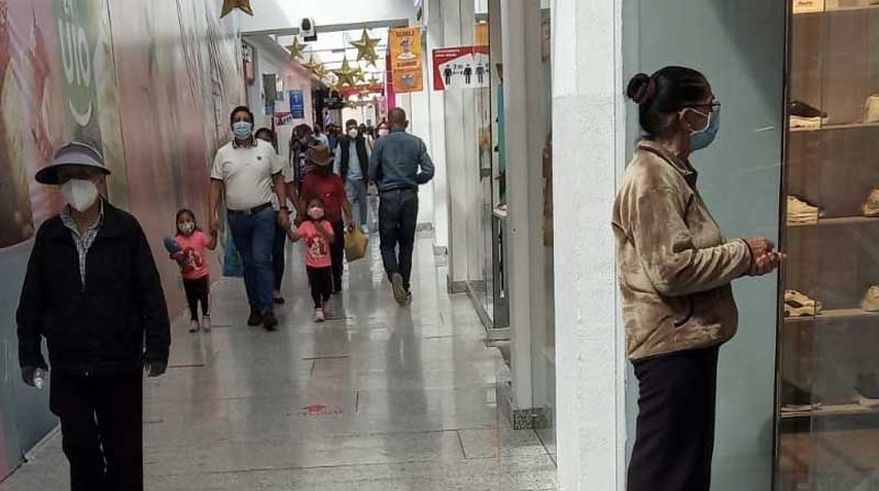 En uno de los centros comerciales de Quito, familias acudieron a realizar compras. Foto: Carolina Vasco / EL COMERCIO