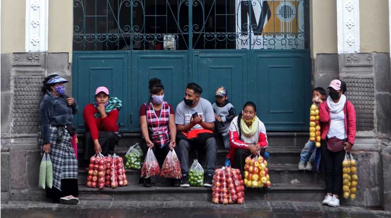 En el Centro Histórico se concentran vendedores de frutas, ropa, accesorios para celulares, comida, y otros. Foto: Julio Estrella / EL COMERCIO