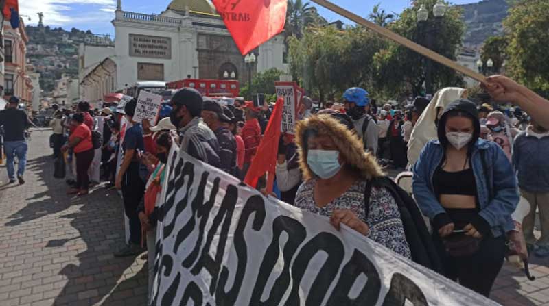 Protestaron en contra de la serie de operativos que se ha organizado en el Centro Histórico. Foto: EL COMERCIO