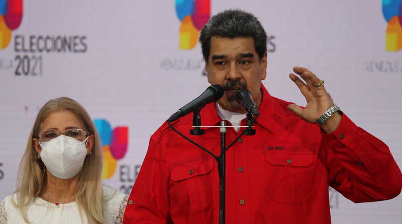 El presidente de Venezuela, Nicolás Maduro, realiza declaraciones públicas junto a la primera dama Cilia Flores, durante la jornada de elecciones locales y regionales, en Caracas (Venezuela). Foto: EFE