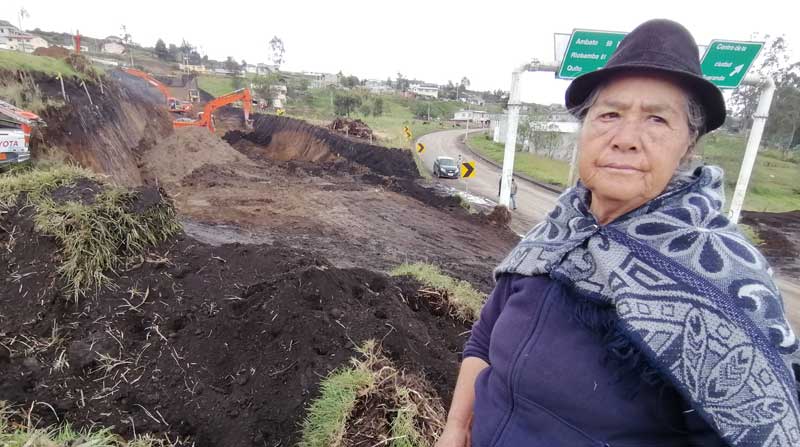 Blanca Ibarra, afectada por la construcción de la vía, impidió el paso a los trabajadores de la empresa a su propiedad. Foto: Modesto Moreta / EL COMERCIO