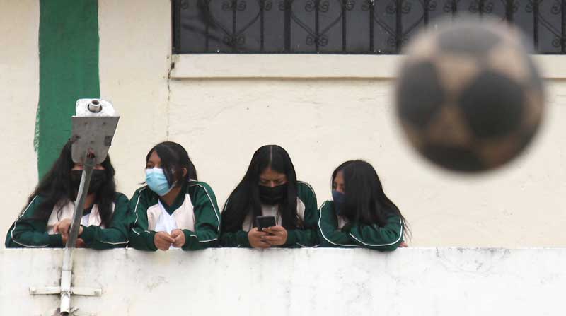 Chicas del colegio Técnico de Yaruquí conversan mientras toman un descanso, en el regreso a la presencialidad. Foto: Julio Estrella / EL COMERCIO