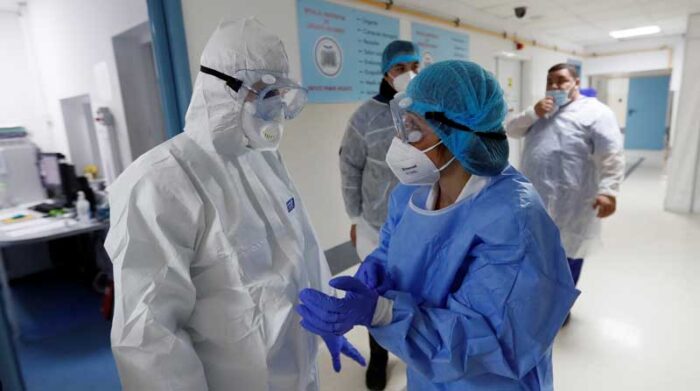 El personal médico se prepara antes de ingresar a la sección covid del Hospital Universitario de Emergencias de Bucarest, en Bucarest, Rumania. Foto: EFE