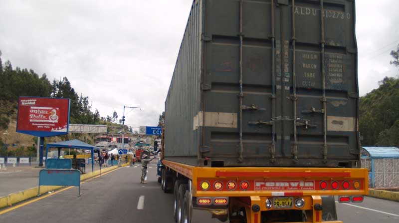 Los camiones con carga de comercio internacional podrán circular por Rumichaca entre las 08:00 y las 17:00. Foto: EL COMERCIO