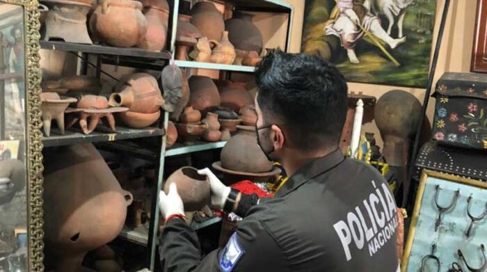 La Policía indicó que en la vivienda se encontraron 164 objetos de cerámica de diferentes formas y características. Foto: Cortesía / EL COMERCIO