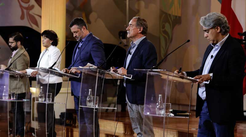 Los candidatos presidenciales participan en un debate presidencial en la Casa Central de la Universidad de Chile, en Santiago (Chile). Foto: EFE