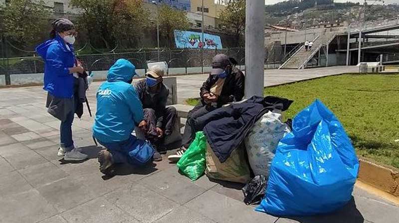 Los equipos de trabajo que conforman el Eje Social del Municipio de Quito brindan atención prioritaria en las plazas. Foto: Cortesía / Secretaría de Inclusión
