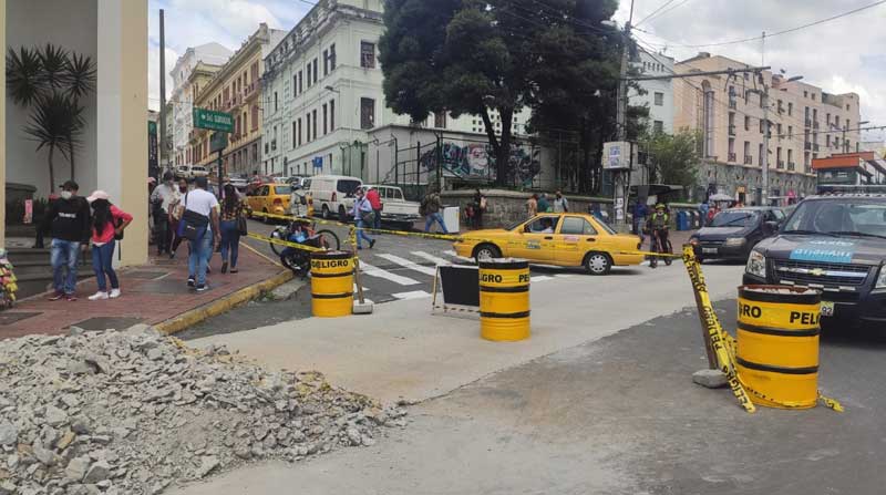 La primera fase de mantenimiento de las vías incia con la calle Guayaquil y Caldas. Foto Ivonne Mantilla / EL COMERCIO