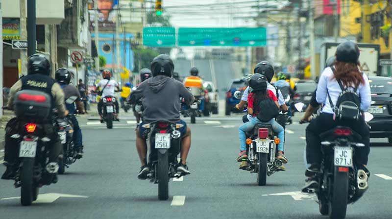 La circulación de dos hombres a bordo de una motocicleta no se restringirá en Guayaquil durante el día. Foto: Enrique Pesantes / EL COMERCIO