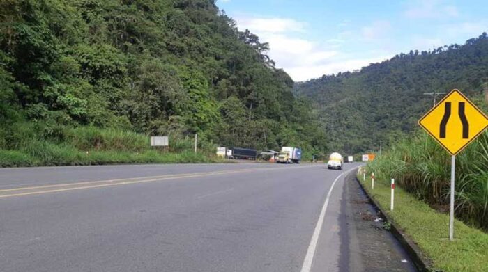 La vía Alóag-Santo Domingo lució despejada hasta la zona de Tandapi. Foto: Cortesía Prefectura de Pichincha