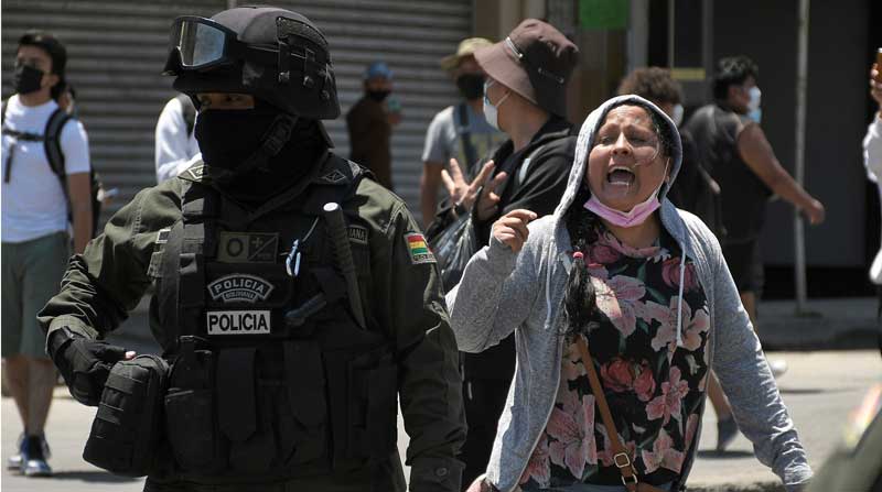 Una mujer opositora al gobierno del presidente de Bolivia, Luis Arce, protesta durante la primera jornada de paro indefinido en Cochabamba (Bolivia). Foto: EFE