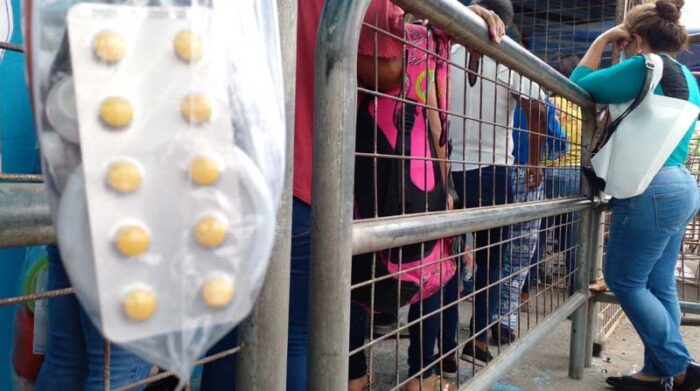 El primer lunes de cada mes se permite el acceso de medicinas a los centros carcelarios de Guayaquil. Madres o hermanas esperan su turno. Foto: Elena Paucar / EL COMERCIO