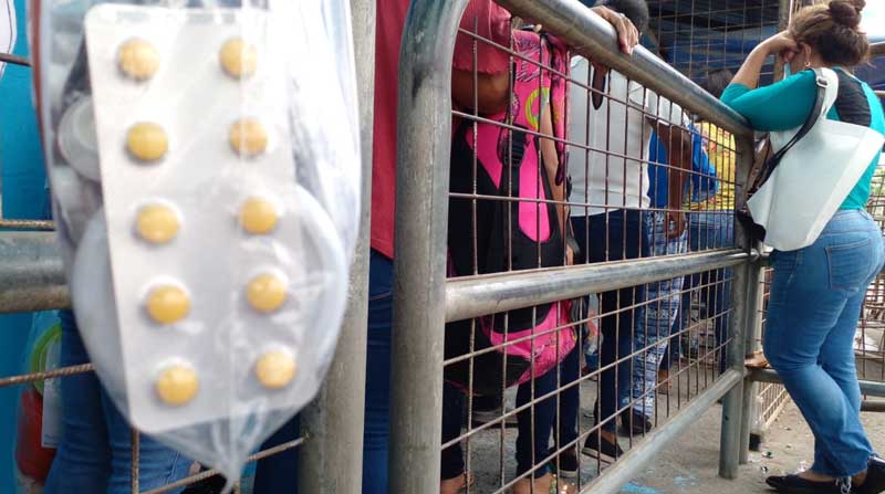 El primer lunes de cada mes se permite el acceso de medicinas a los centros carcelarios de Guayaquil. Madres o hermanas esperan su turno. Foto: Elena Paucar / EL COMERCIO