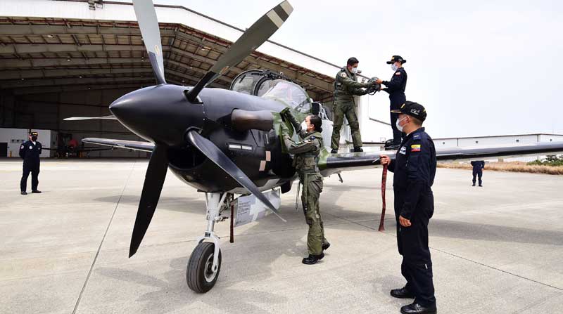 Los miembros del escuadrón de combate contra el narcotráfico preparan uno los aviones Súper Tucano, en Manta. Foto: Enrique Pesantes / EL COMERCIO