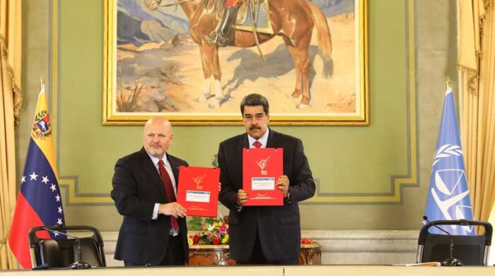 El presidente venezolano, Nicolás Maduro (d), junto al jefe de la fiscalía de la Corte Penal Internacional, Karim Khan, tras la firma de un acuerdo, en Caracas (Venezuela). Foto: EFE