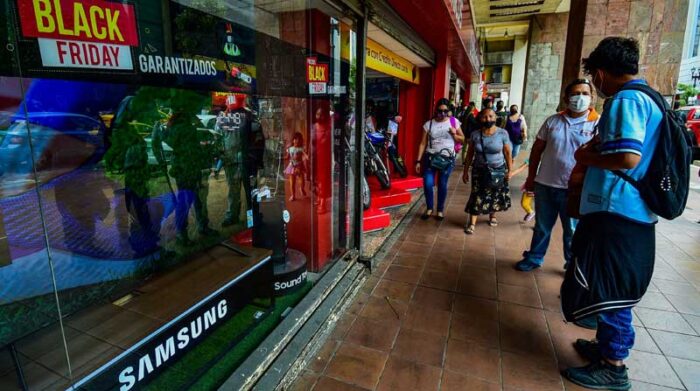 Las ofertas en los locales del centro de Guayaquil y las preventas de productos electrodomésticos llaman la atención de los clientes. Foto: Enrique Pesantes / EL COMERCIO