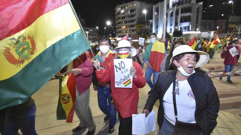 Manifestantes participan en una protesta en la ciudad de La Paz (Bolivia). Foto: EFE