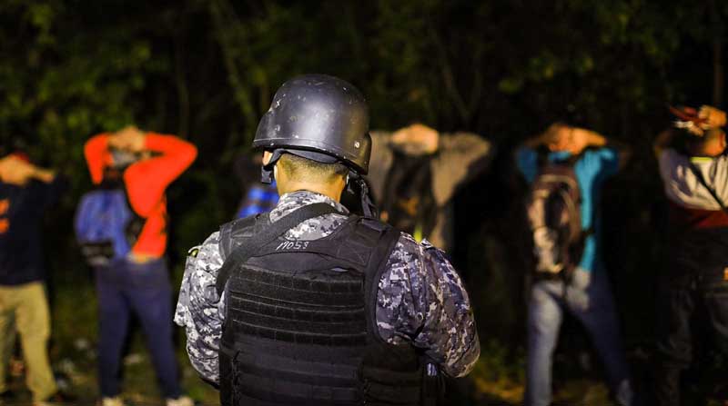 El Salvador incrementó el jueves las acciones de vigilancia con militares y vehículos artillados en las calles del país a raíz de la crisis generada por un alza en los homicidios en los últimos días. Foto: @ComunicacionSV