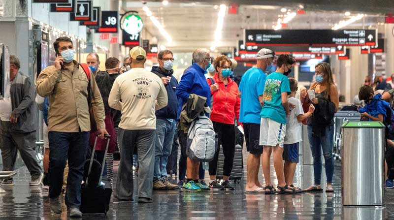 Los pasajeros hacen una fila en el Aeropuerto Internacional de Miami el primer día que las fronteras de Estados Unidos se abren a los viajeros internacionales completamente vacunados. Foto: EFE