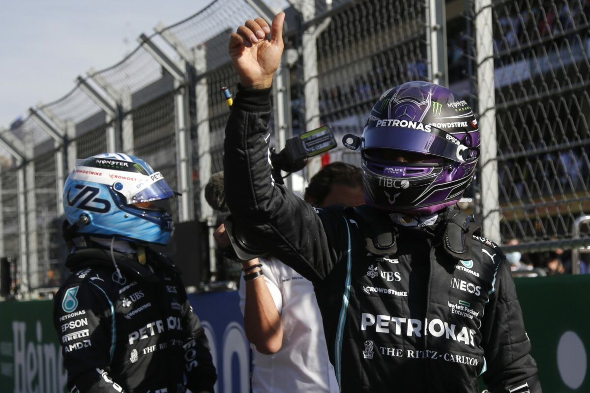 Lewis Hamilton saluda a la afición que llegó al Gran Premio de México. Foto: EFE
