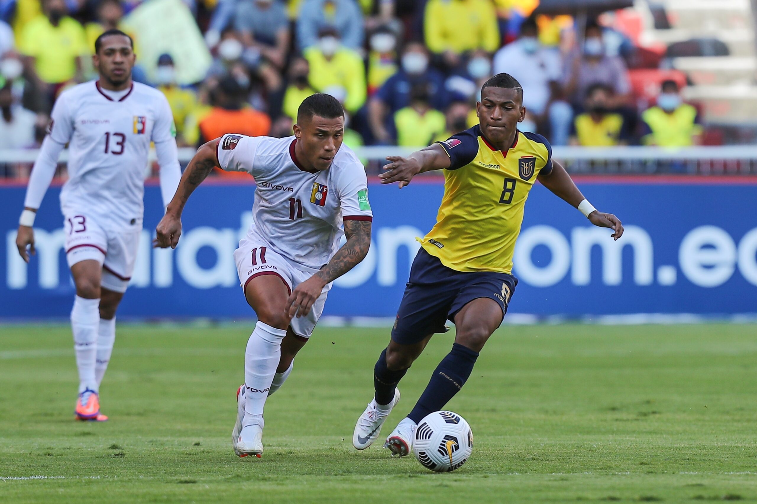Carlos Gruezo (der.) jugador de la selección de Ecuador. Foto: archivo / EFE