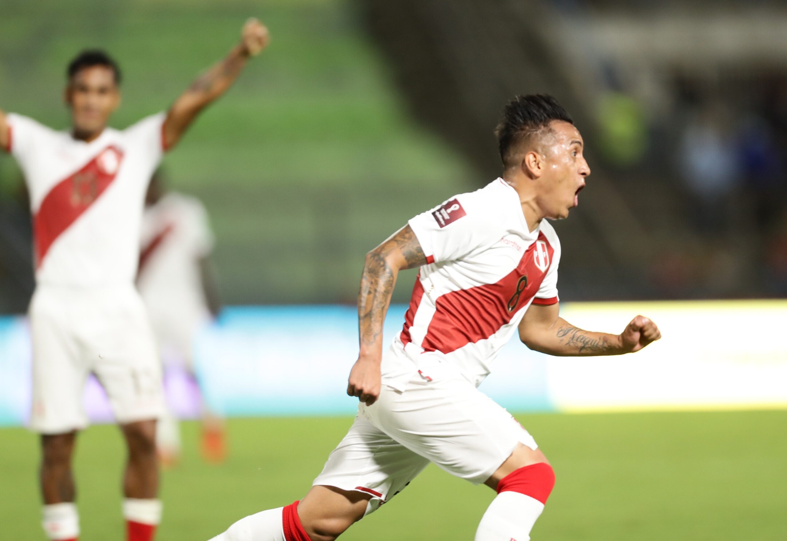 Christian Cueva de Perú celebra un gol hoy, en un partido de las eliminatorias sudamericanas para el Mundial de Catar 2022 entre Venezuela y Perú, en el estadio Olímpico UCV, en Caracas (Venezuela). EFE/ Rayner Peña