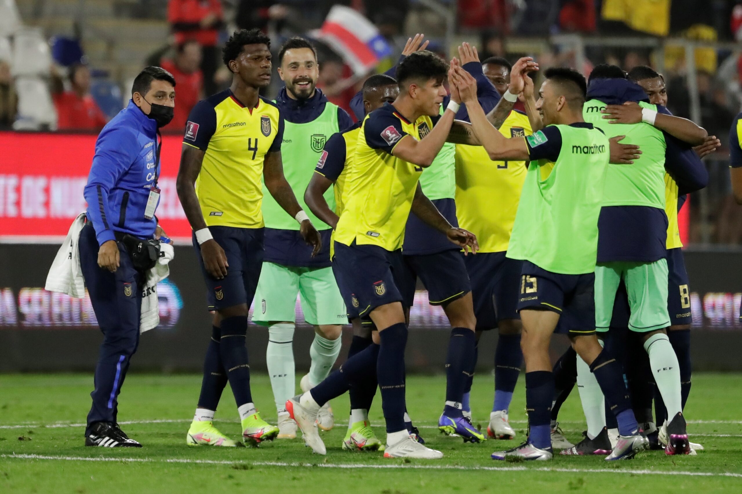 Los jugadores de Ecuador celebran la victoria ante Chile en un partido de las eliminatorias sudamericanas para el Mundial de Catar 2022 en Santiago (Chile). Foto: EFE