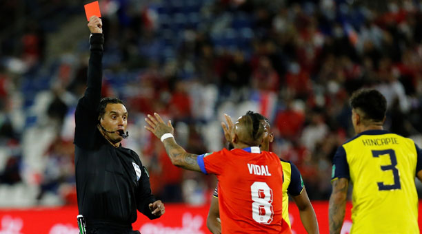 Arturo Vidal cometió una fuerte falta y recibió tarjeta roja del árbitro Fernando Rapallini, en el cotejo ante Ecuador el 16 de noviembre del 2021. Foto: EFE