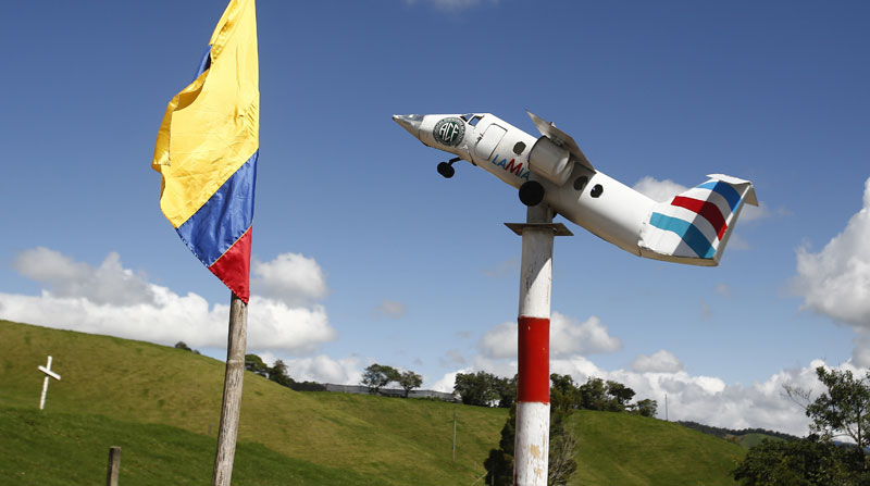 Fotografía de un monumento en el lugar del accidente del equipo de fútbol brasilero Chapecoense, en la vereda Pantalio de La Unión (Colombia). Foto: EFE
