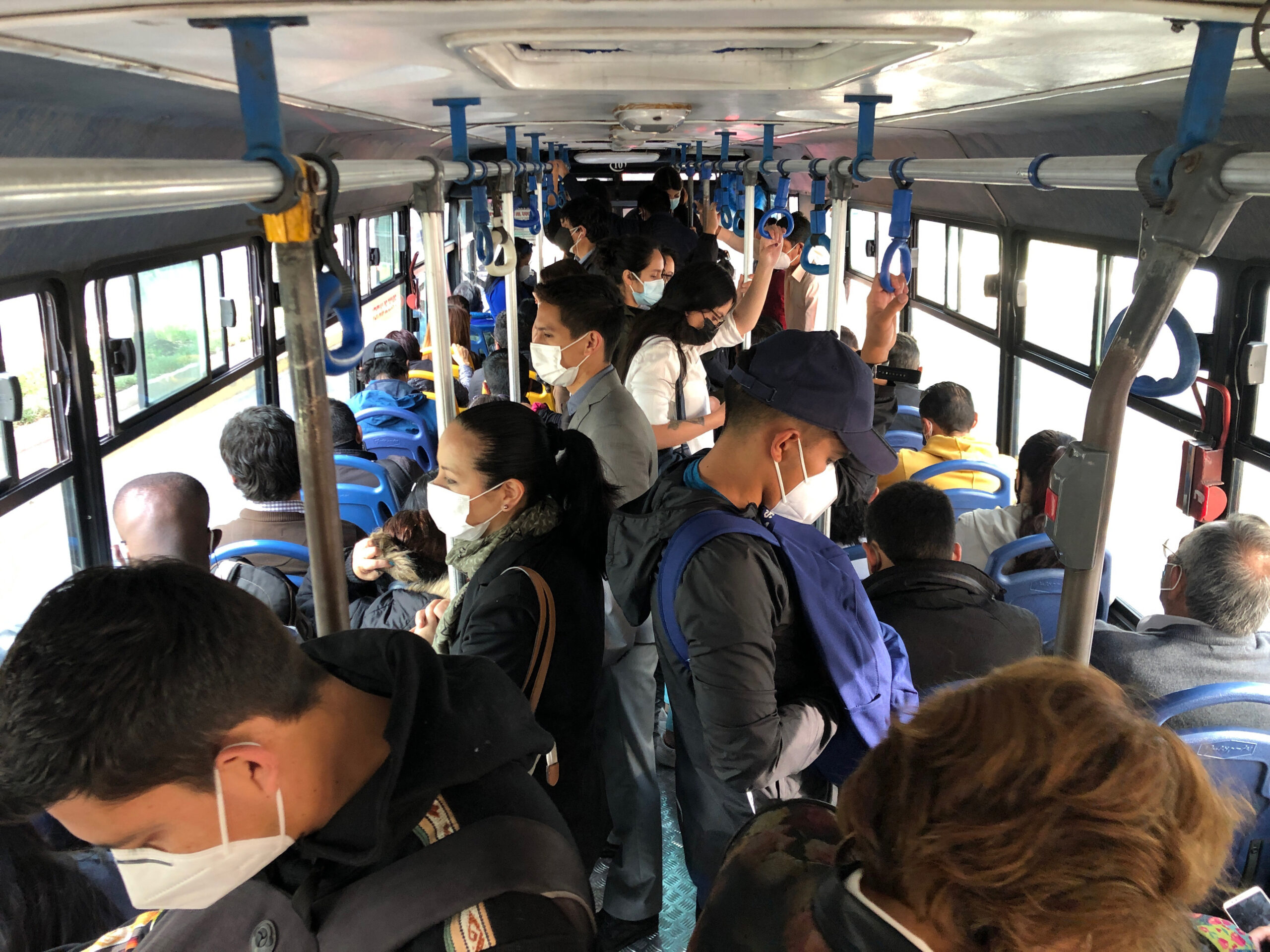 El Municipio de Quito resolvió aumentar el aforo del 50% al 100% en el transporte público, los primeros días de octubre del 2021. Foto: Diego Pallero/EL COMERCIO