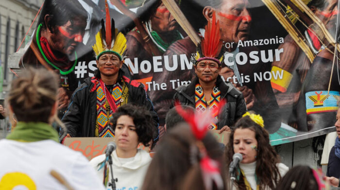 Representantes de tribus indígenas Huni Kuin, Karaja y Munduruku de la Amazonía se unieron a la protesta de activistas en Bélgica, para rechazar los acuerdos internacionales que suponen la explotación de los recursos en selvas y bosques. Foto: EFE