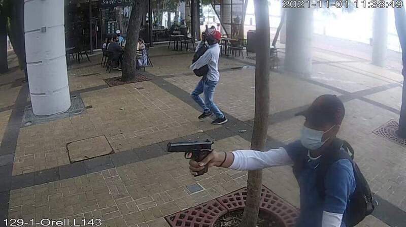 Sujetos con armas de fuego asaltaron a personal que transportaba valores, correspondiente a dinero de parqueos, en el Malecón de Guayaquil. Foto: Captura
