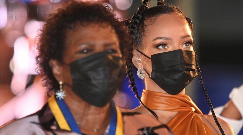 La cantante Rihanna asistió a la ceremonia de posesión de la nueva Presidenta de Barbados, luego de que el país dejara de ser colonia de la Corona británica. Foto: DPA