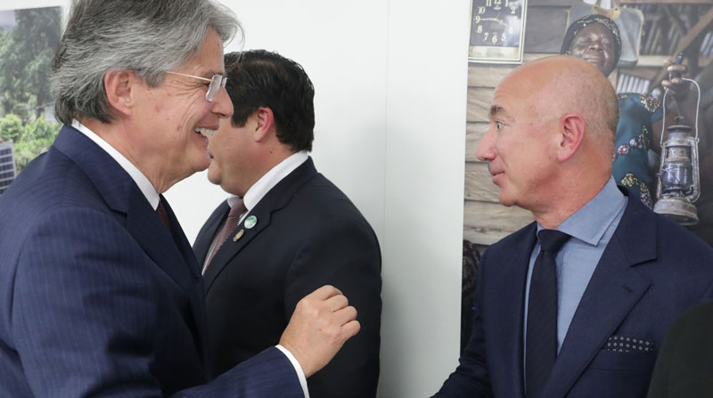 El presidente de Ecuador, Guillermo Lasso, se reunió con el fundador de Amazon, Jeff Bezos, en la cumbre de la COP26. Foto: Flickr Presidencia