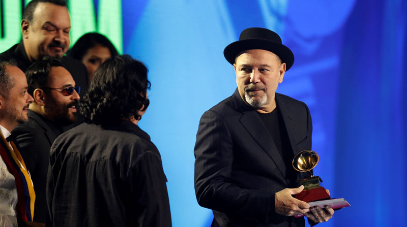 Blades coronó su éxito con los galardones de álbum del año para 'Salswing!', en los Latin Grammy. Foto: EFE