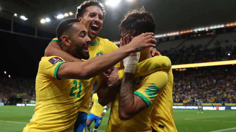 Los jugadores de Brasil celebran un gol de Lucas Paquetá, en el partido de las eliminatorias sudamericanas para el Mundial de Catar entre Brasil y Colombia. Foto: EFE