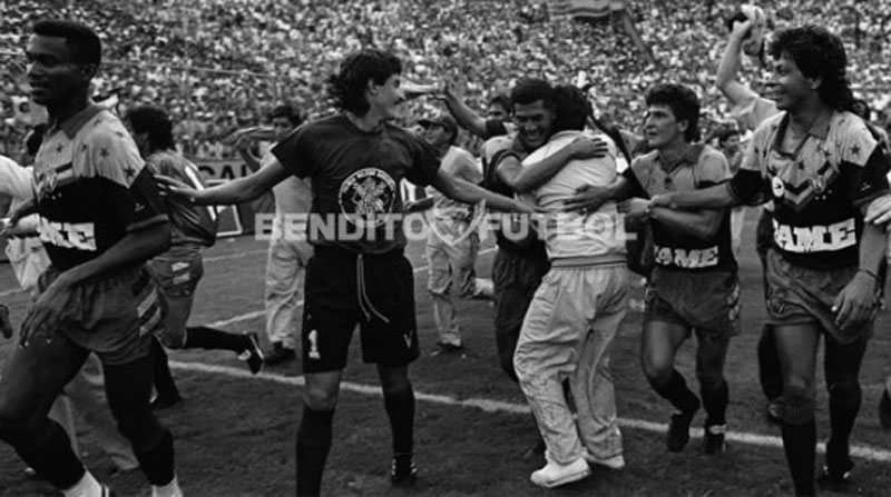 Jugadores de El Nacional festejan el título de 1992 en la cancha del Barcelona SC. Foto: archivo / EL COMERCIO