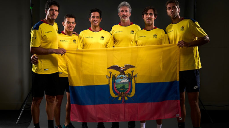 El equipo ecuatoriano de Copa Davis. Desde la derecha están Roberto Quiroz, Diego Hidalgo, Raúl Viver, Cayetano March y Emilio Gómez. Foto: cortesía FET