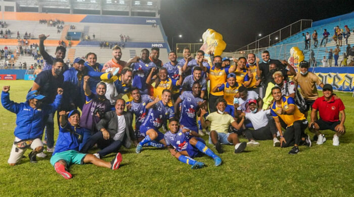 Los integrantes del Delfín SC festejaron en la cancha del Jocay la clasificación a la Copa Sudamericana. Foto: Twitter Delfín SC