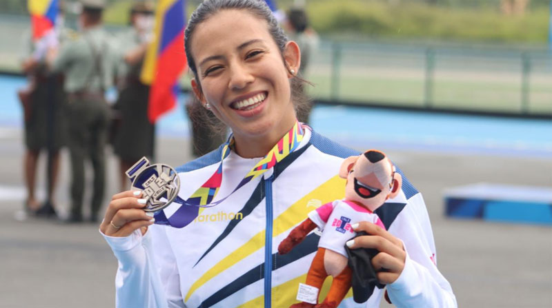 María Loreto Arias ganó la medalla de plata en los 200 metros de patinaje de velocidad en los Juegos de Cali 2021. Foto: Twitter Ministerio del Deporte