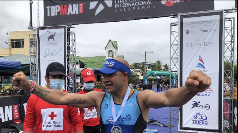 Enrique Ferrer del equipo Ekilibrio de Cuenca fue el ganador del Topman half series en Puerto Ayora, Galápagos, el 14 de noviembre del 2021. Fotos: Carlos Rojas