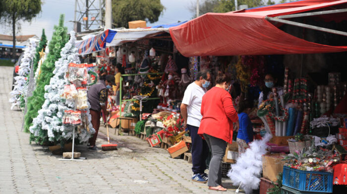 En Carcelén, los vendedores han visto una oportunidad de reactivar sus negocios en la feria navideña. Foto: Diego Pallero/ EL COMERCIO