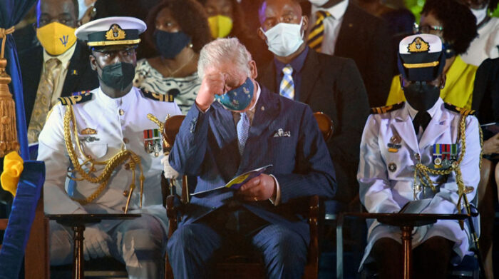 El príncipe Carlos también fue uno de los invitados a la ceremonia de la transición de Gobierno en Barbados. El monarca recibió una condecoración. Foto: DPA