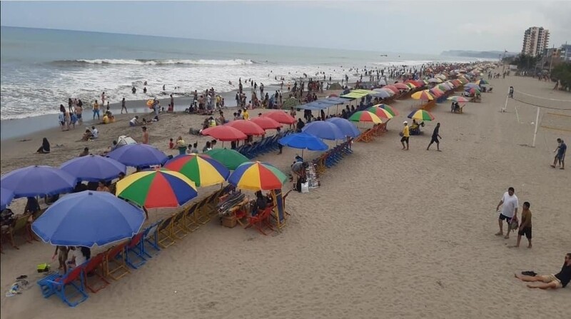 La playa de Atacames, en Esmeraldas, acogió a miles de turistas ecuatorianos. Foto cortesía Municipio de Atacames.
