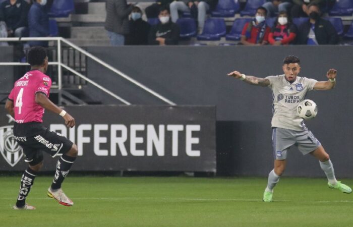 Anthony Landázuri marca a Joao Rojas, durante el juego entre Independiente del Valle y Emelec. Foto: CS Emelec
