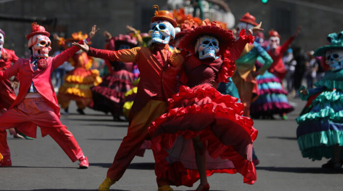 Personas participan en las principales avenidas en un desfile en conmemoración del Día de Muertos, en Ciudad de México. Foto: EFE