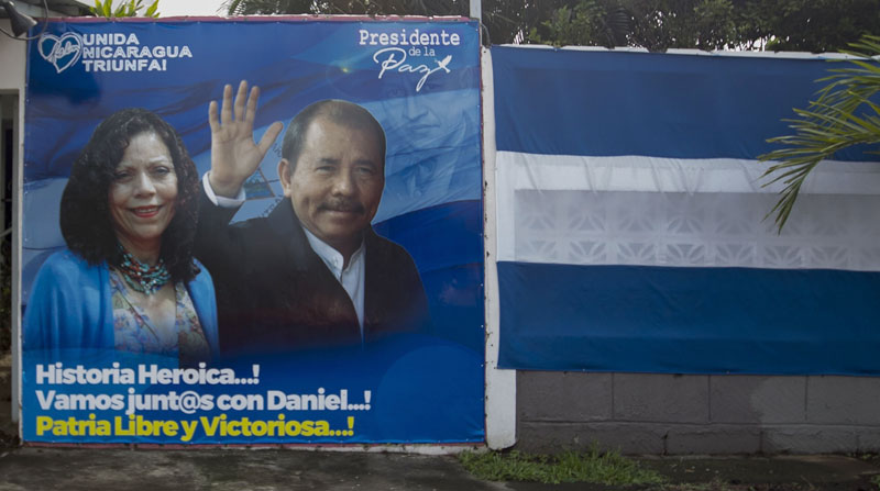 El presidente, Daniel Ortega, y su esposa, la vicepresidenta Rosario Murillo, fueron reelegidos para un nuevo mandato en Nicaragua, según el ente electoral de ese país. Foto: EFE